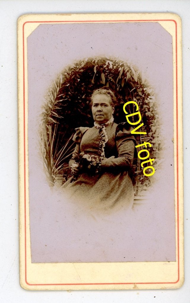 G189; Oude CDV foto van een vrouw, circa 1880-1900, Verzamelen, Verzenden, Foto, Zo goed als nieuw, Voor 1940