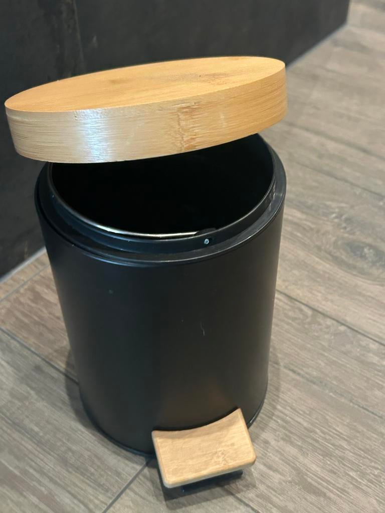Klein pedaalemmertje met bamboe deksel - Zwart, Huis en Inrichting, Gebruikt, Met pedaal, Ophalen of Verzenden, Minder dan 10 liter