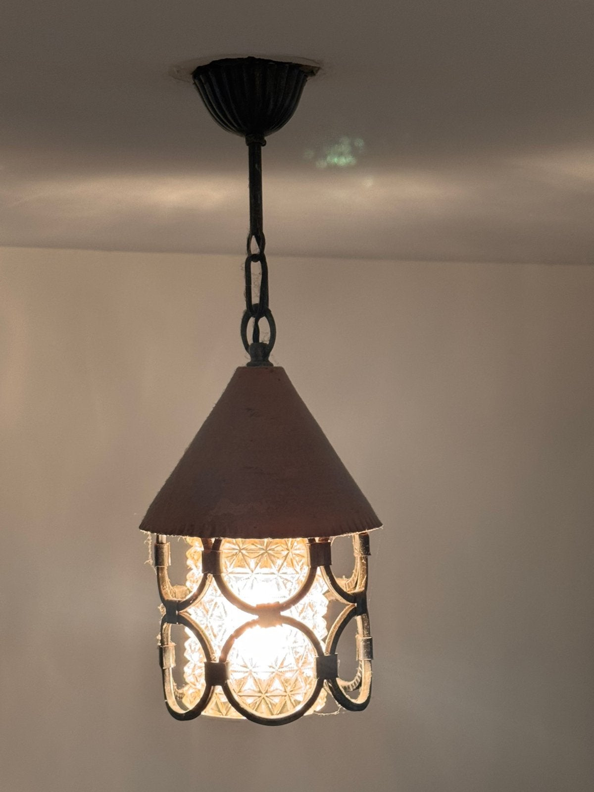 Vintage hanglamp met glazen kap en metalen frame, Ophalen, Zo goed als nieuw, Glas, 50 tot 75 cm