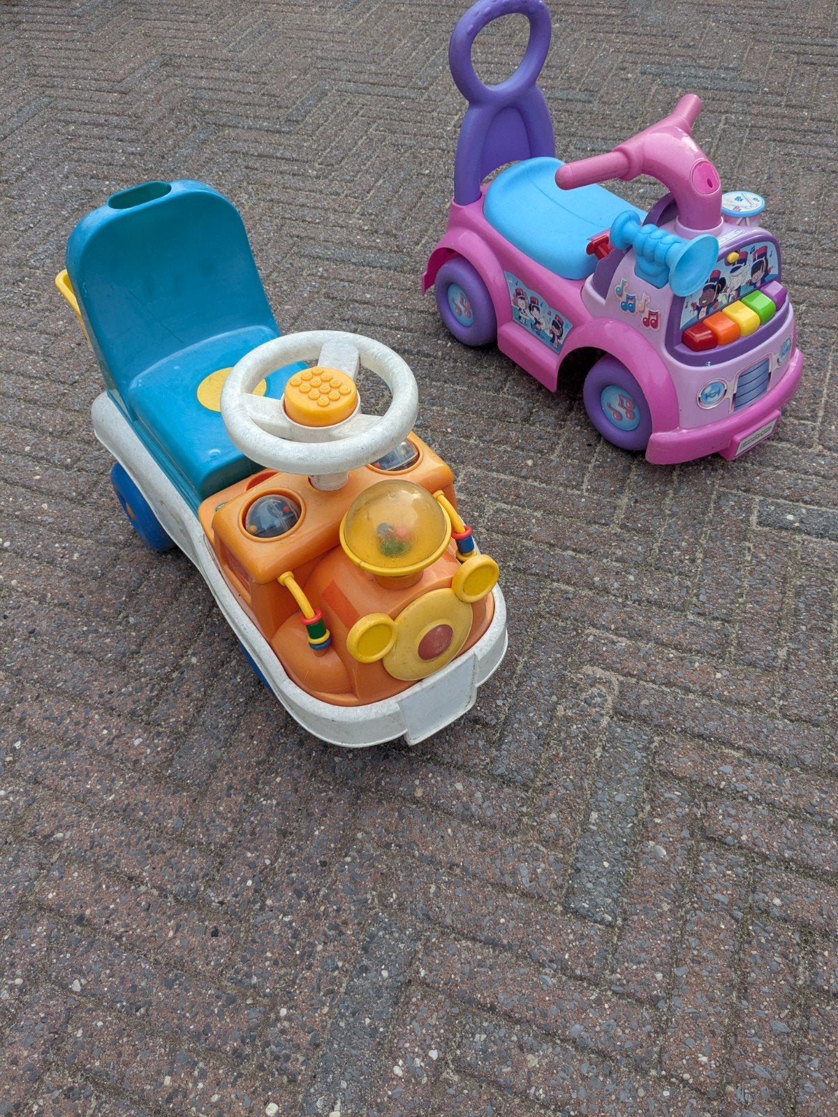 2 loopauto's: roze en oranje loopauto, Ophalen, Gebruikt