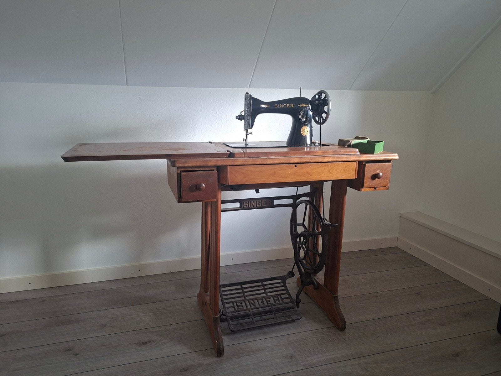 Antieke Singer Naaimachine uit 1936 met Tafel en Accessoires, Antiek en Kunst, Antiek | Naaimachines, Ophalen