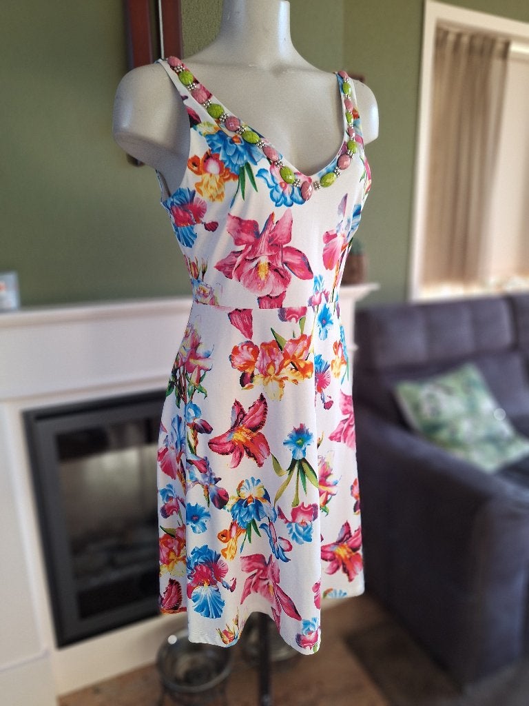 K-Design jurk mt M zomerse bloemen stenen halslijn, Kleding | Dames, Maat 38/40 (M), K-design, Zo goed als nieuw, Knielengte