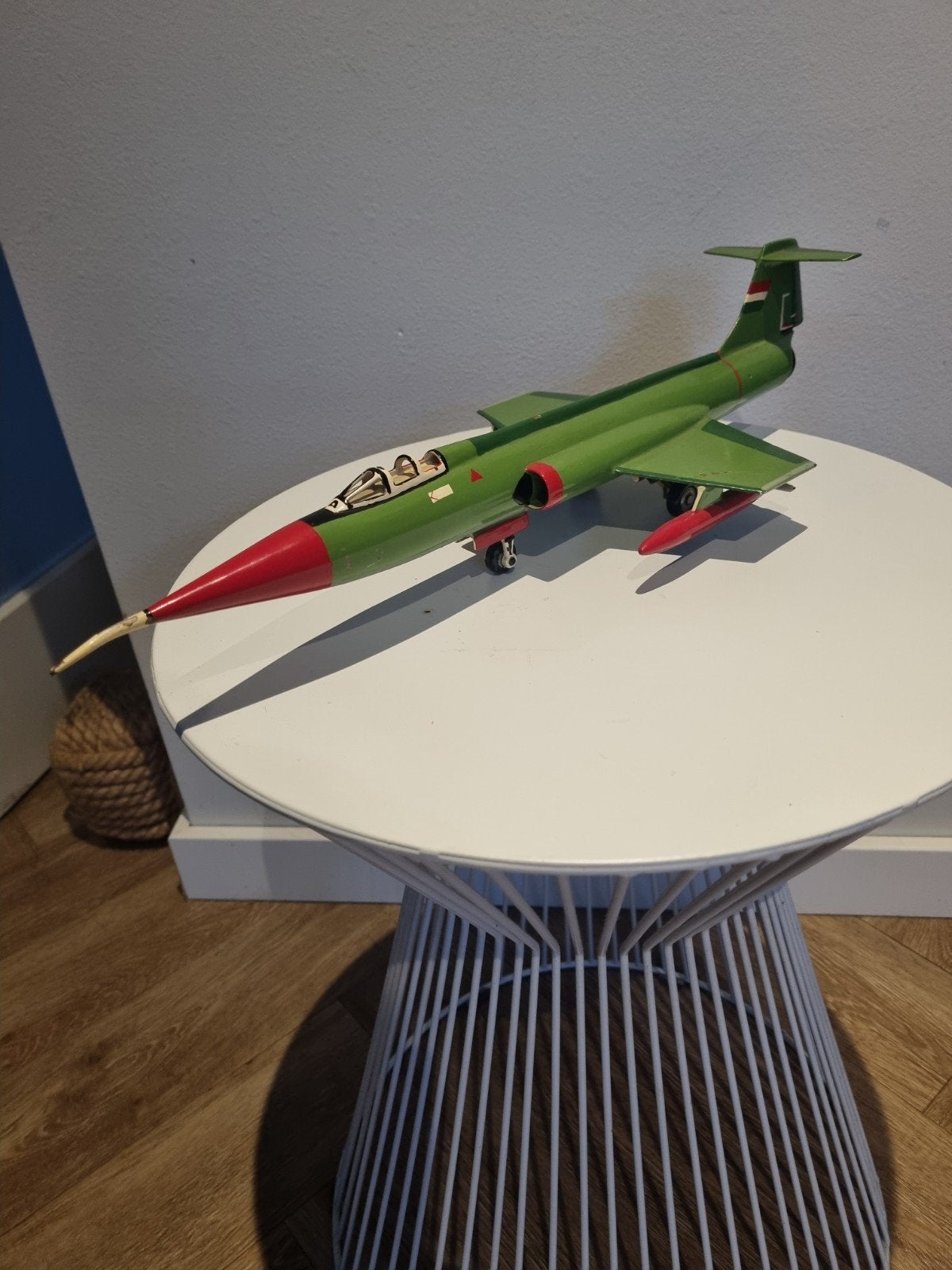 Metalen vintage Hongaarse straaljager model, Overige merken, Gebruikt, Ophalen of Verzenden, Groter dan 1:72