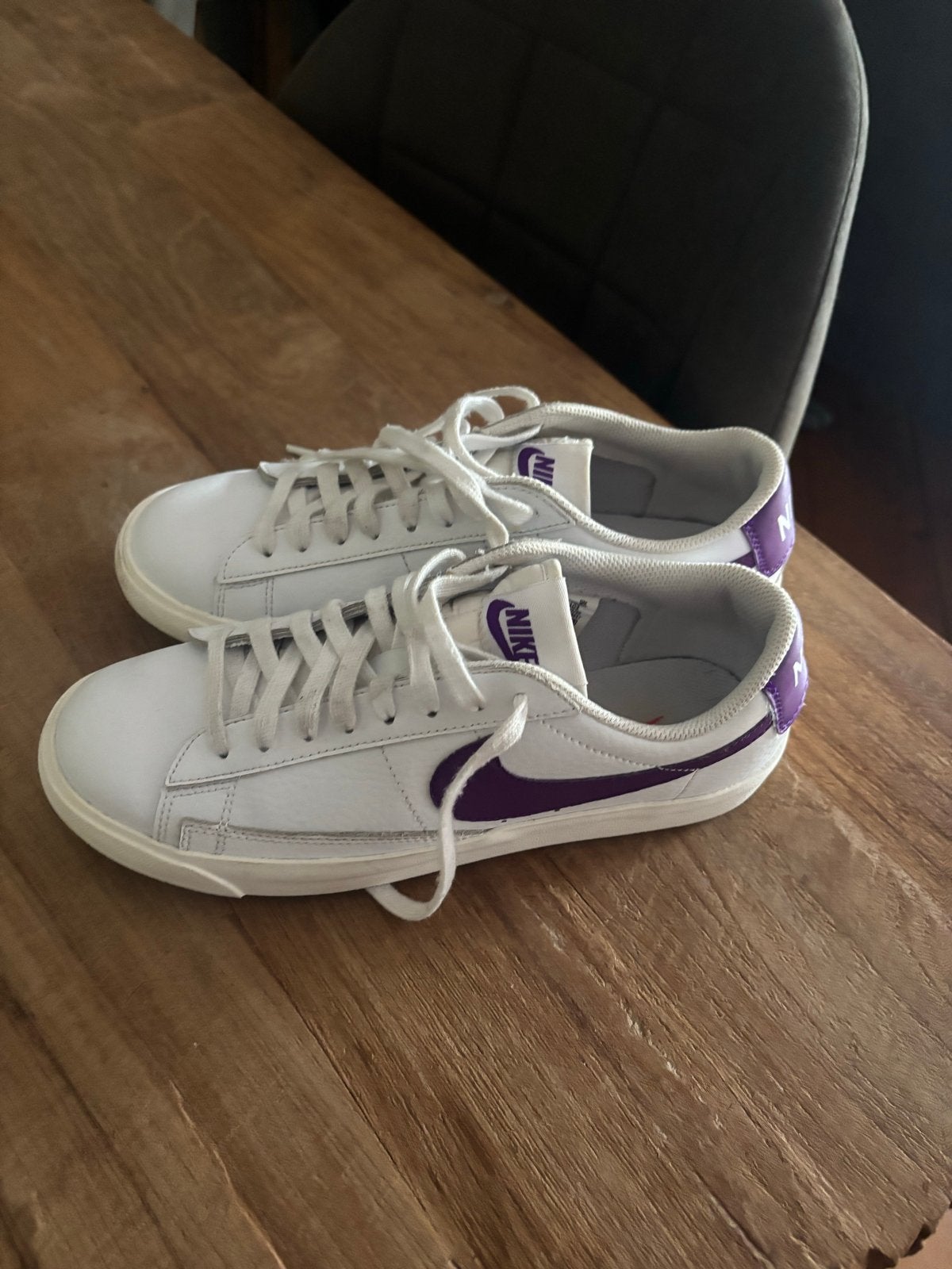 Witte Nike Sneakers met Paars Logo - Maat 39, Kleding | Dames, Schoenen, Ophalen of Verzenden, Zo goed als nieuw, Wit, Sneakers of Gympen