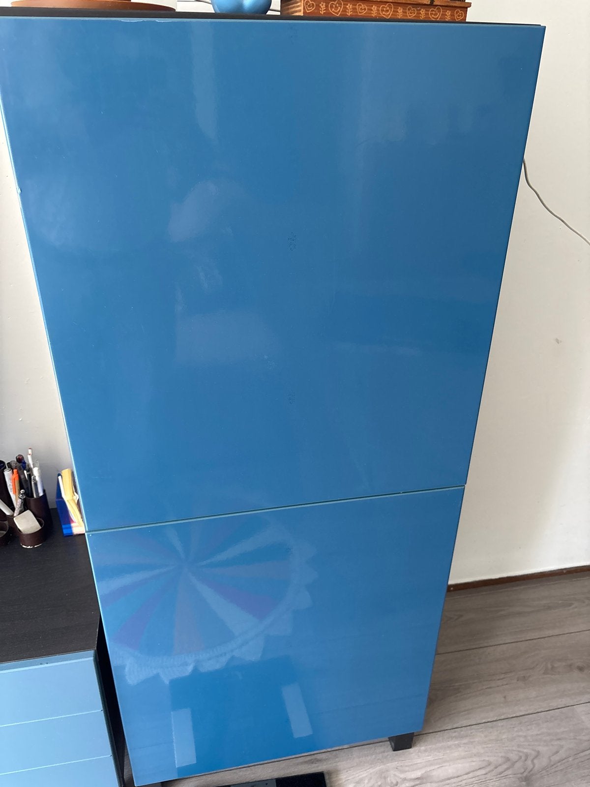 Blauwe kast met glanzende afwerking, Ophalen, Gebruikt