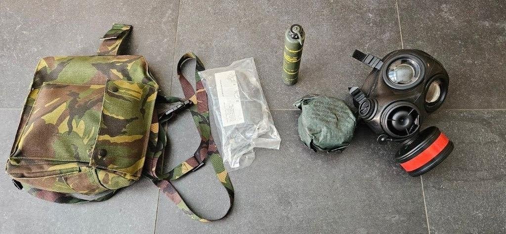 Nieuw CBRN gasmasker militair + extra filter en tas Maat 2, Ophalen of Verzenden, Landmacht, Nederland, Kleding of Schoenen