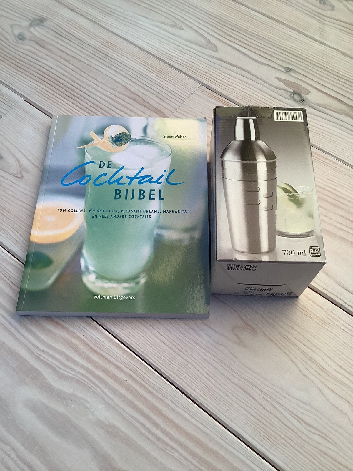 Cocktail shaker en receptenboek voor 600 drankjes, Ophalen of Verzenden, Zo goed als nieuw