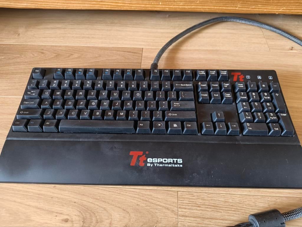 Tt esports gaming keyboard met Cherry Black Switches, Computers en Software, Toetsenborden, Gebruikt, Tt esports, Gaming toetsenbord