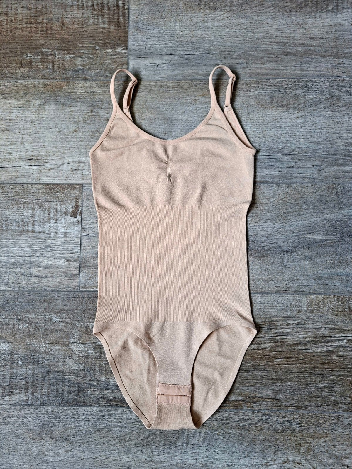 Beige/nude naadloze invisible shapewear body - maat 34/XS, Primark, Ophalen of Verzenden, Beige, Body of Korset