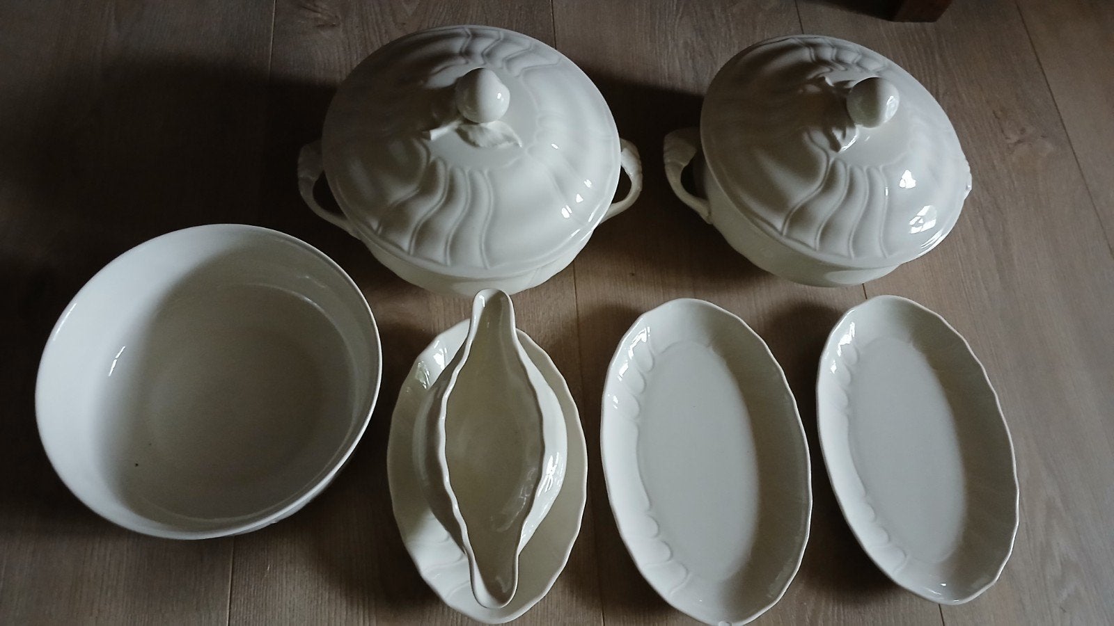diverse onderdelen gebroken wit servies: 2 soepterrines, ron, Overige merken, Ophalen of Verzenden, Zo goed als nieuw, Compleet servies