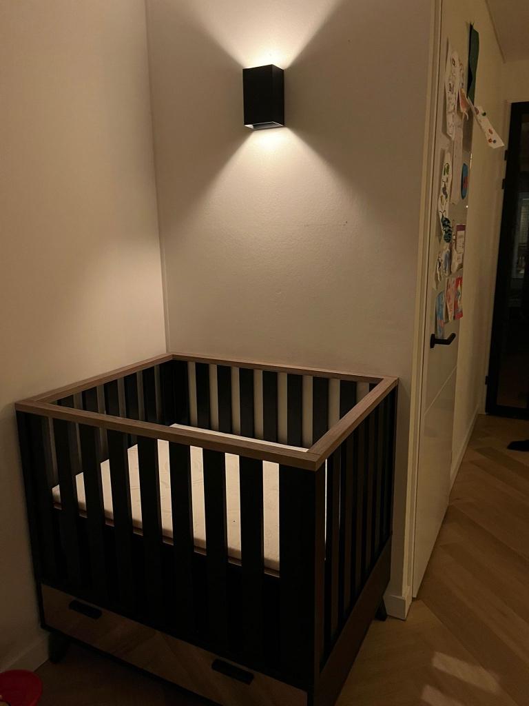 Zwarte box met visgraat, Kinderen en Baby's, Boxen, Gebruikt, Vierkant, In hoogte verstelbaar, Lade, Ophalen