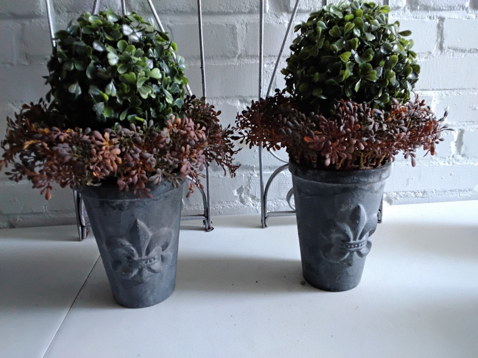 2 Gietijzeren planten potten met franse lelie, Tuin en Terras, Ophalen, Metaal