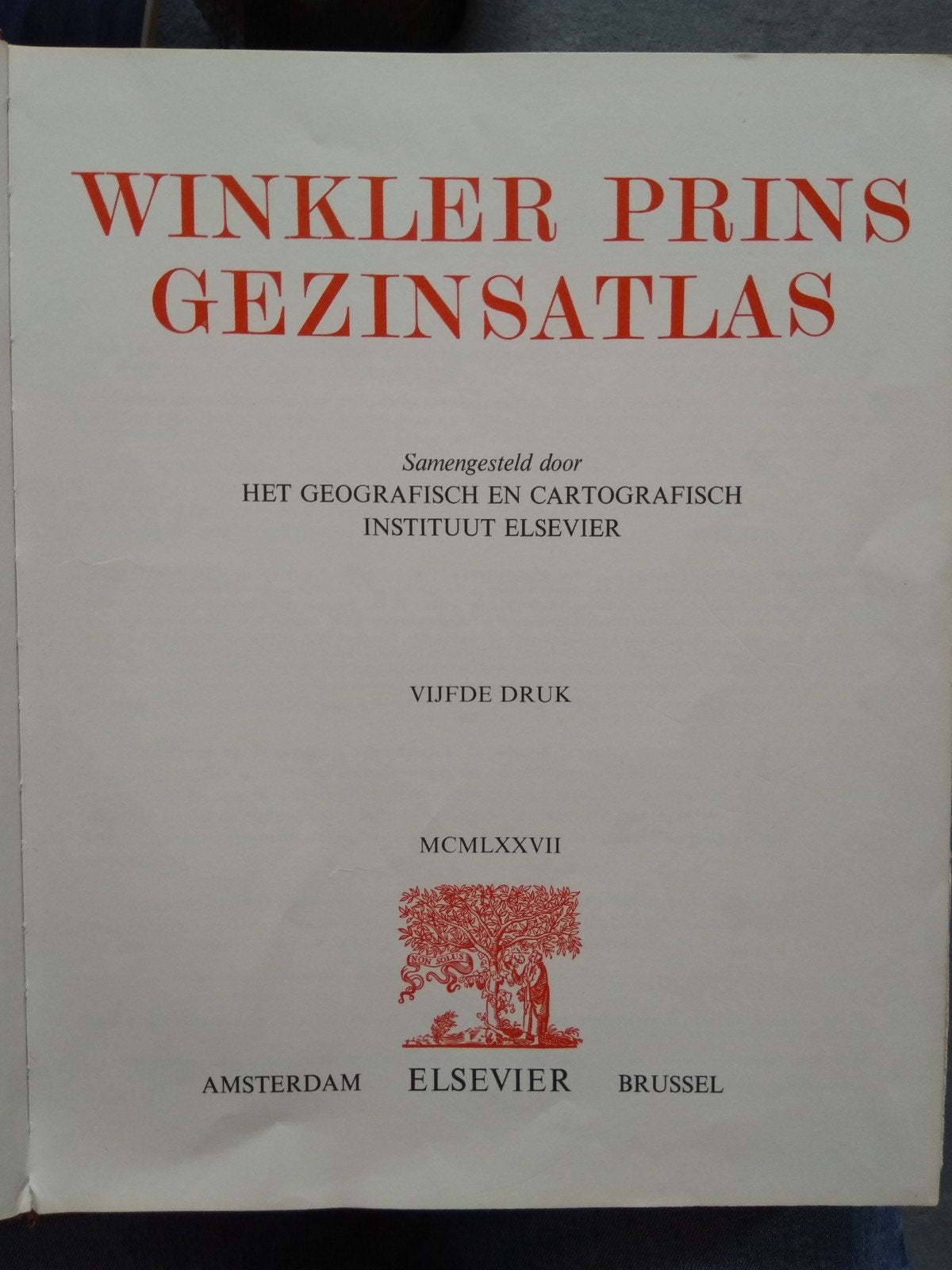 Winkler Prins atlas - Gezinsatlas 1977, Overige atlassen, Ophalen of Verzenden, 1800 tot 2000, Winkler Prins