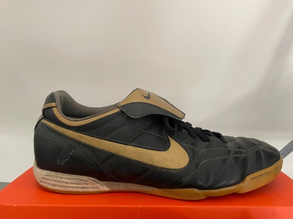 nike tiempo indoor black r10 ronaldinho gold soccer maat 45, Gebruikt, Maat XS of kleiner, Schoenen, Ophalen of Verzenden