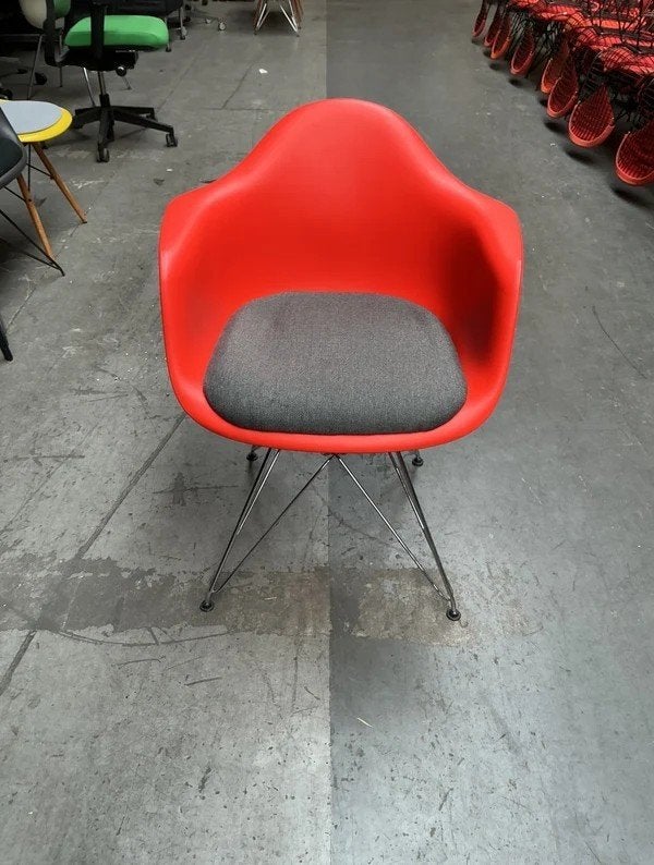 Vitra Eames Dar Design Stoel | Rood/Grijs Gemêleerd | Chroom, Gebruikt, -, -, Ophalen of Verzenden