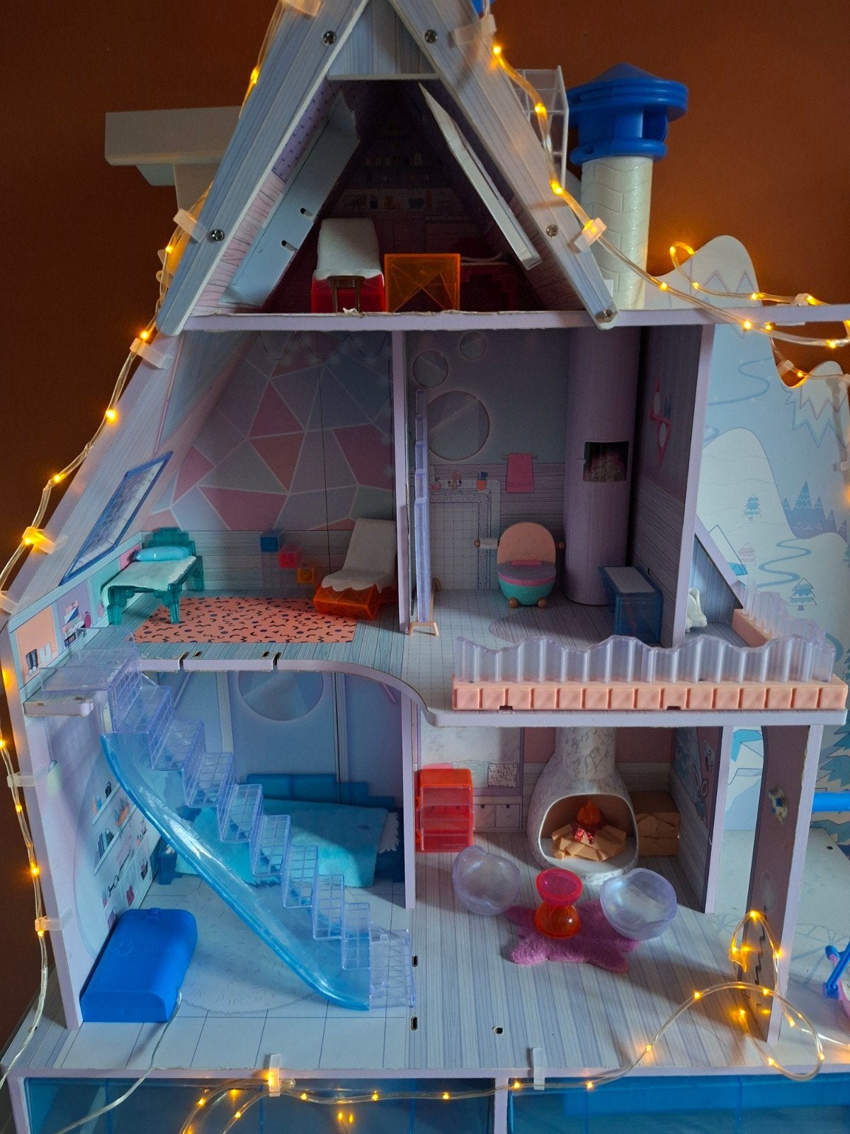 Groot poppenhuis met lichtjes en meubels, Ophalen, Zo goed als nieuw, Overige typen