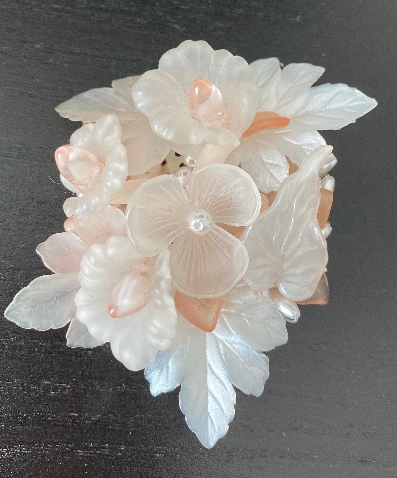 Vintage lucite bloemen broche  -6,5 cm, Ophalen of Verzenden, Zo goed als nieuw, Overige materialen