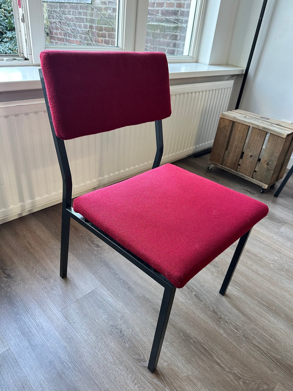 Fabric Red Chairs + Plastic Chairs, Ophalen, Zo goed als nieuw
