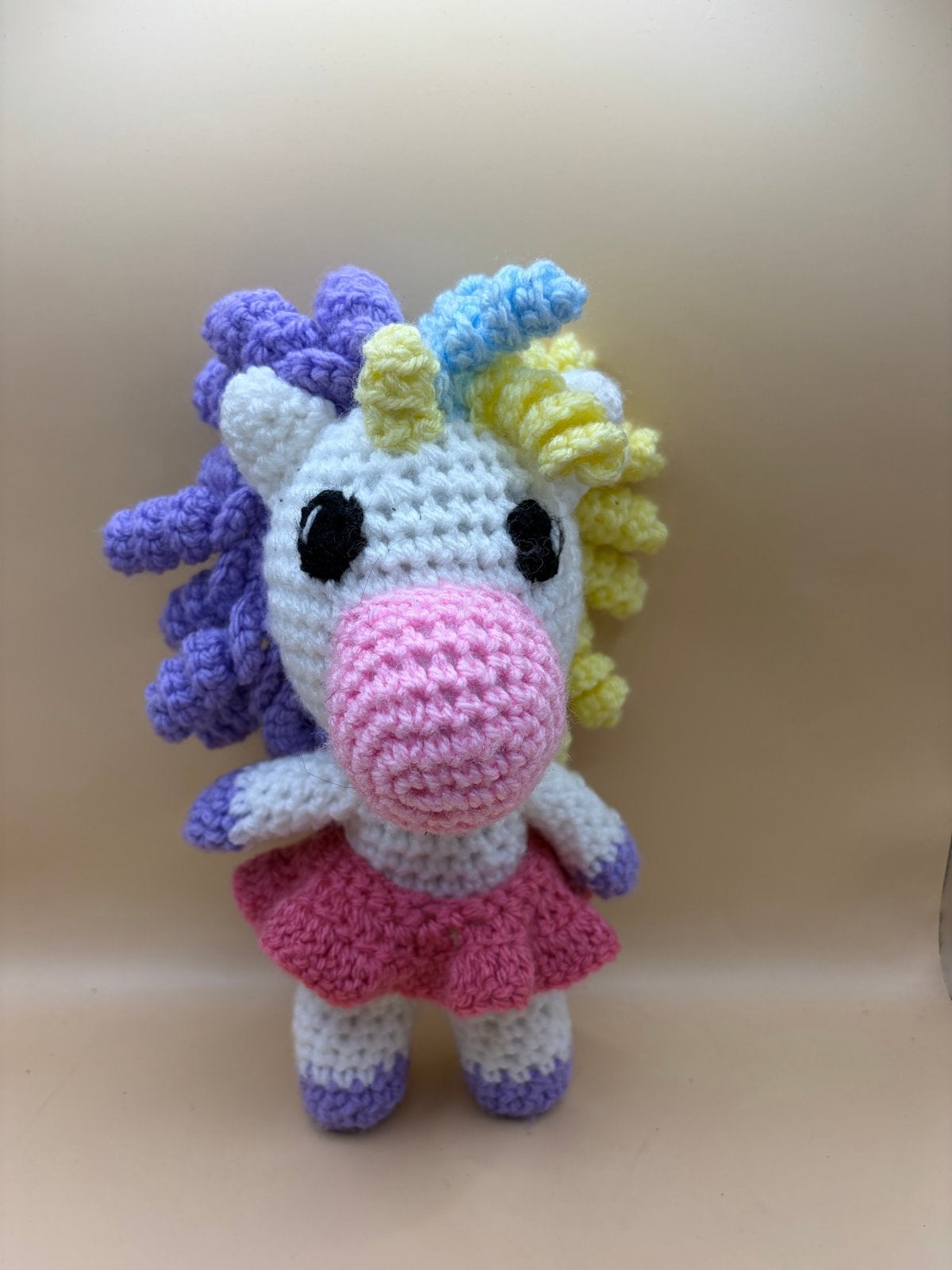 Gehaakte eenhoorn knuffel met roze rokje, Ophalen of Verzenden, Zo goed als nieuw, Klein (minder dan 20 cm), Wit