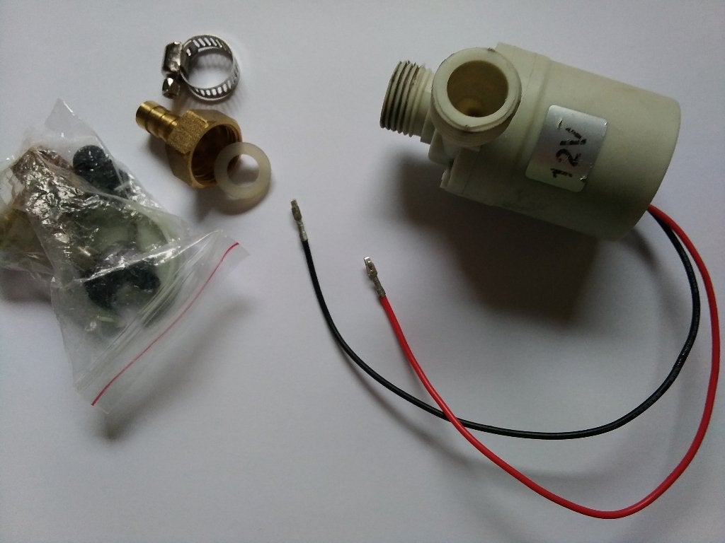 kleine pomp 12 volt, Ophalen of Verzenden, Gebruikt, Kunststof, Overige typen