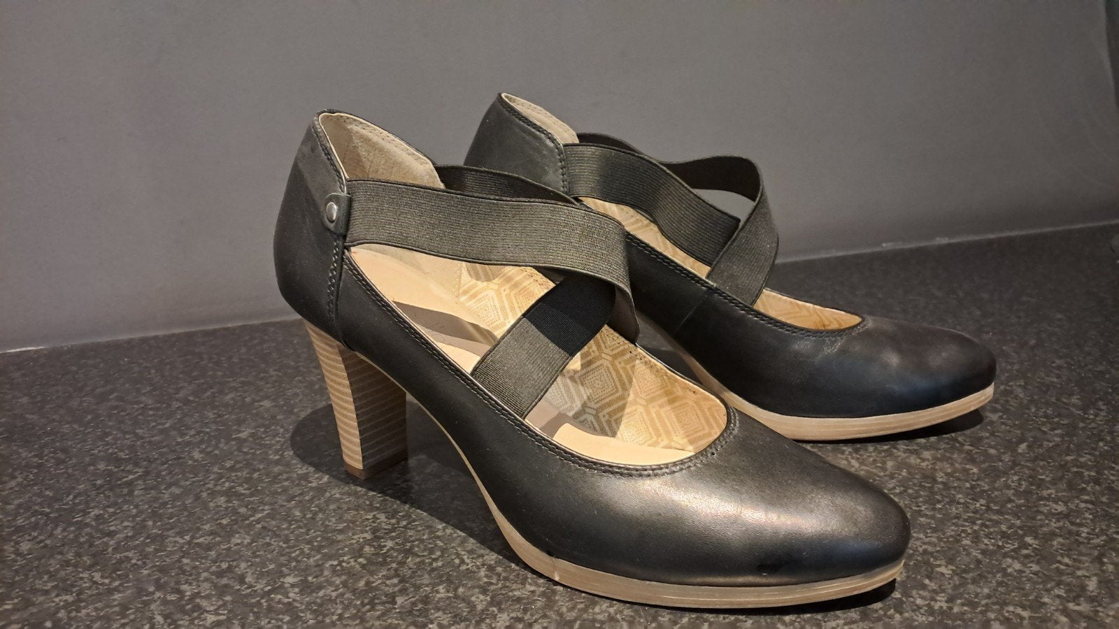Zwarte leren pumps met kruisband elastiek maat 40, Kleding | Dames, Pumps, Zwart, Ophalen of Verzenden, Zo goed als nieuw