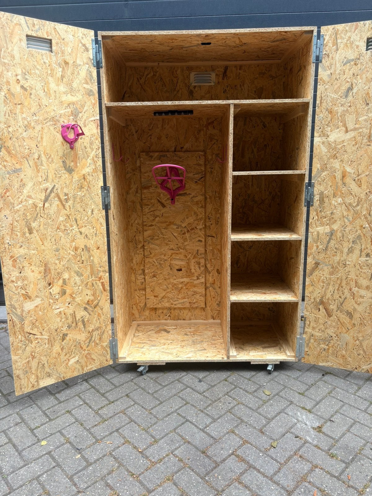 Nieuwe zadelkast, Toebehoren