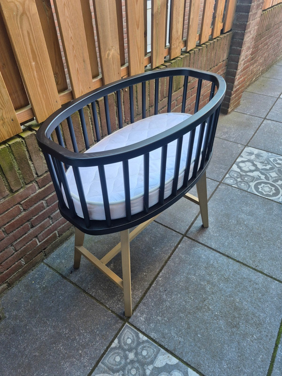 Kidsmill Lars Wieg - Zwart met Houten enmatras, Kinderen en Baby's, Babywiegjes en Ledikanten, Ophalen of Verzenden, Zo goed als nieuw