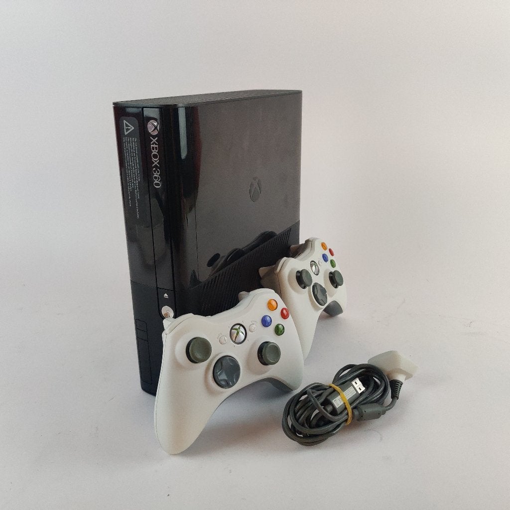 Xbox 360 E 250GB + 2 Controllers || Nu voor maar € 109.99, Spelcomputers en Games, Met 2 controllers, Ophalen of Verzenden, Zo goed als nieuw