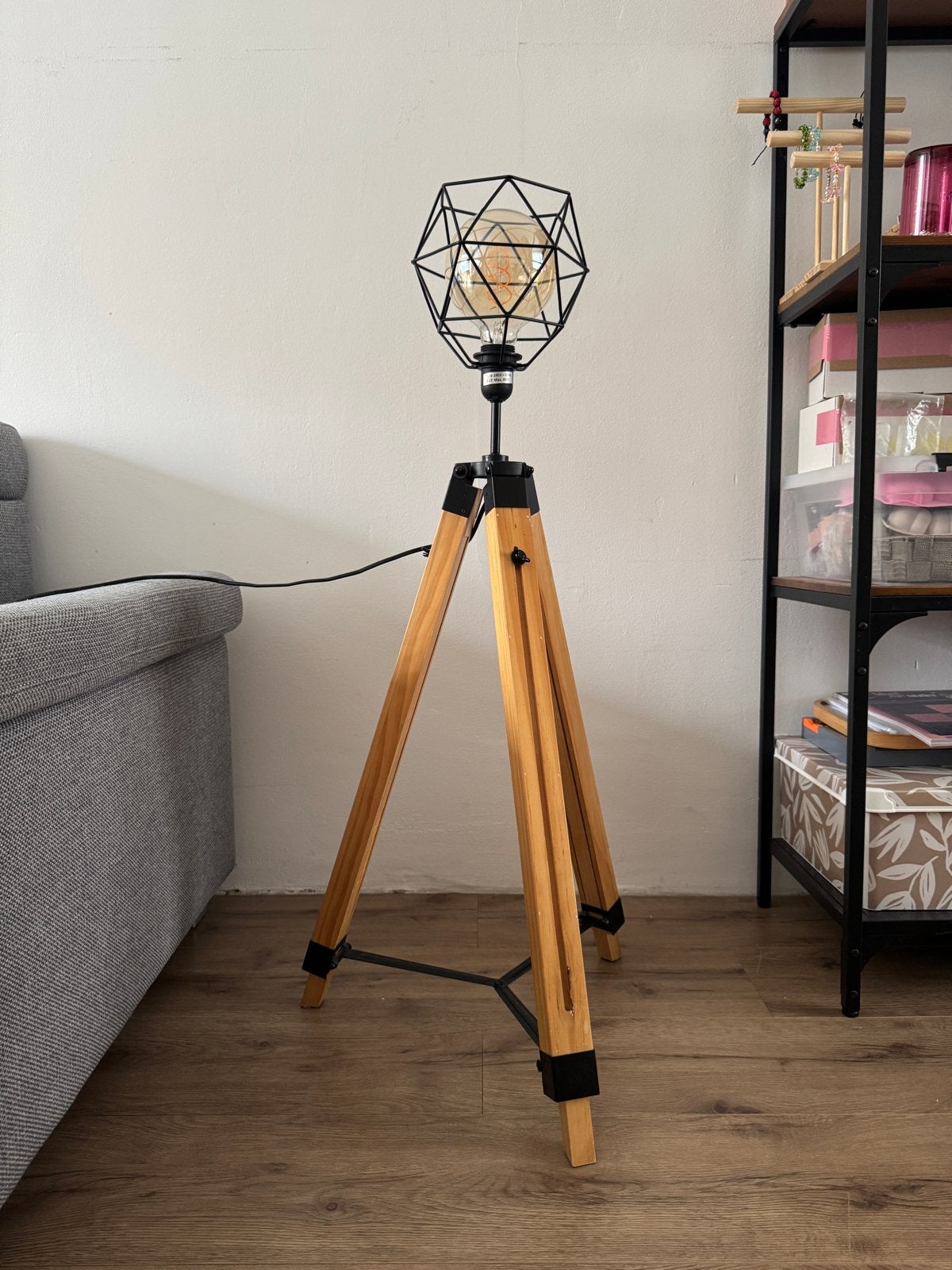 Moderne vloerlamp met houten statief en metalen kap, Ophalen, 100 tot 150 cm, E27 (groot), Zo goed als nieuw