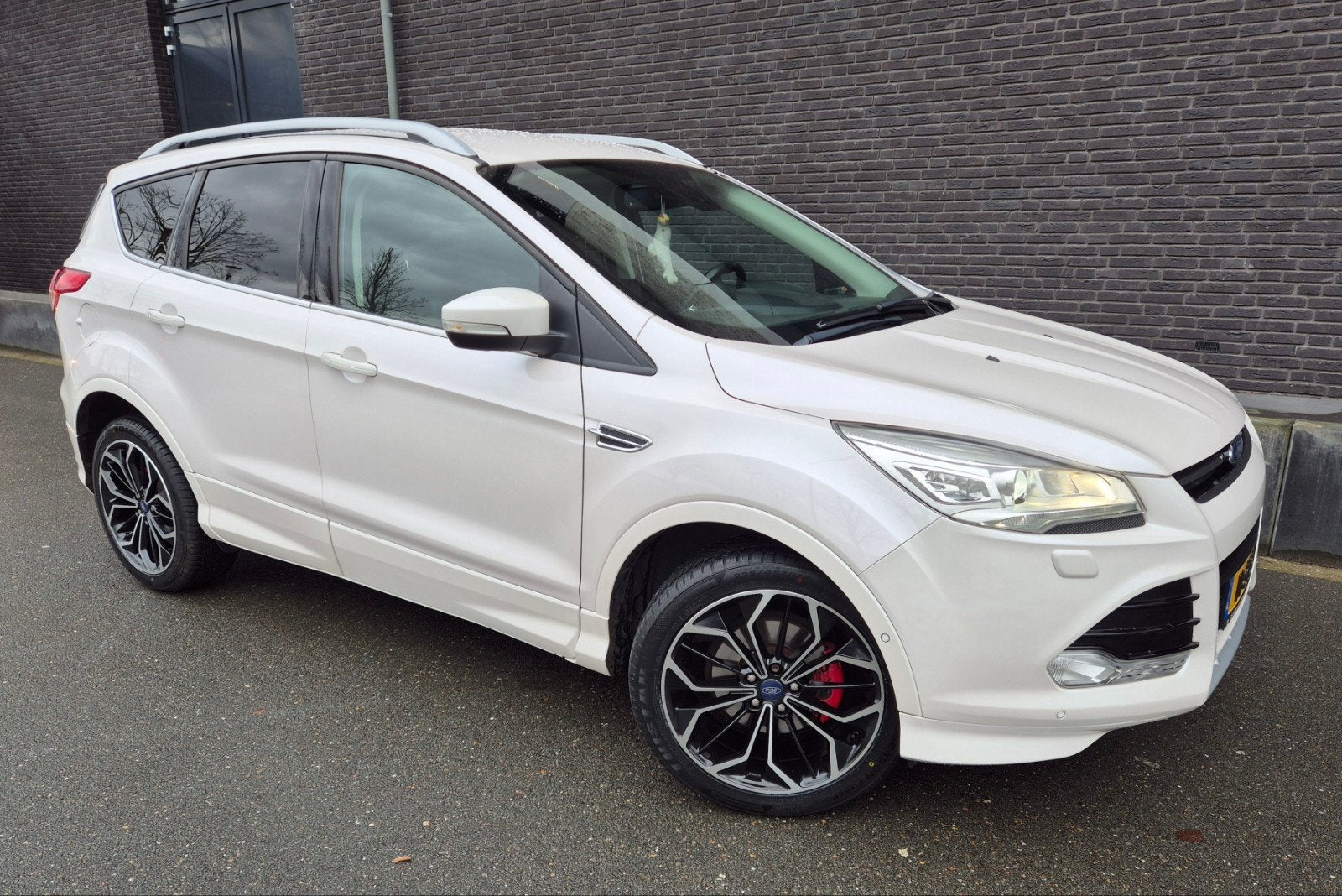 Ford Kuga 1.5 Ecob.110kw/150pk 2WD 2015 Wit (parelmoer), Auto's, Ford, 1498 cc, Zwart, 4 cilinders, 2000 kg