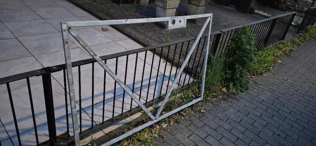 Gratis - stalen frame schutting deur, Ophalen, IJzer, Minder dan 3 meter, 1 tot 2 meter