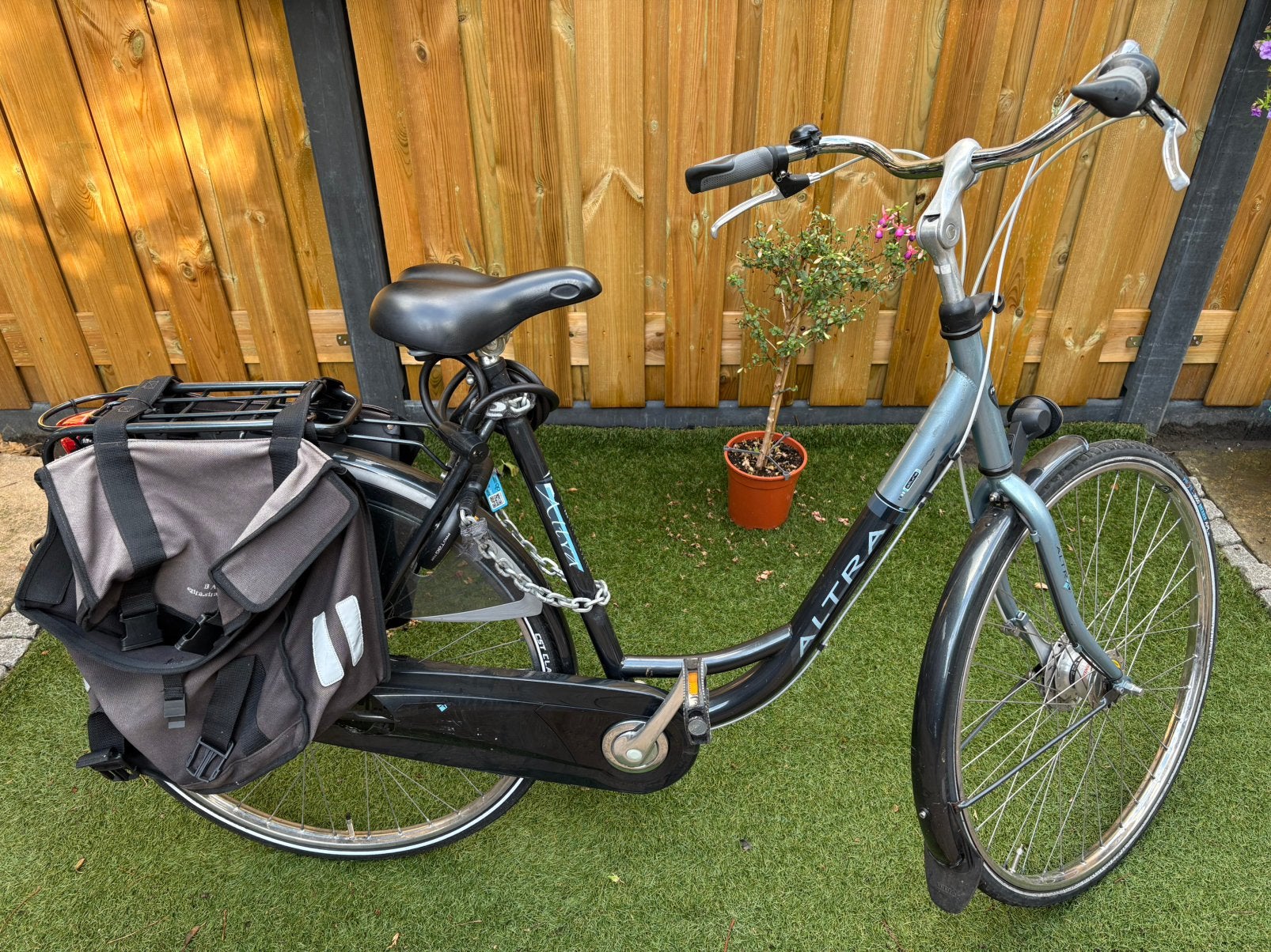 Altra damesfiets met lage instap en fietstassen, Fietsen en Brommers, Ophalen, Zo goed als nieuw, Minder dan 49 cm, Minder dan 10 versnellingen