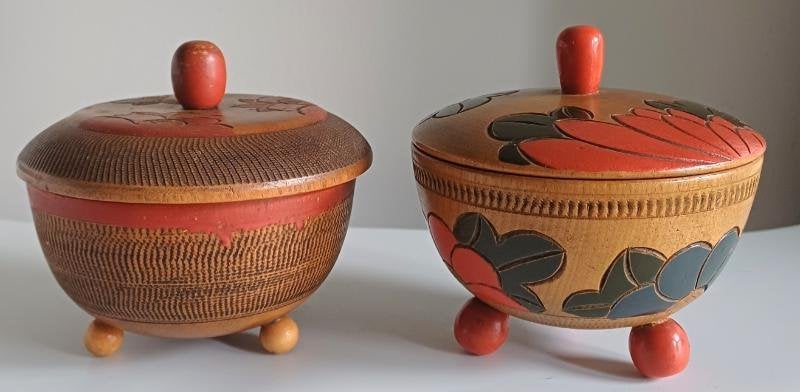 2 Amsterdamse school dekseldoosjes(batik stijl), Hout, Meerkleurig, Ophalen of Verzenden, Gebruikt