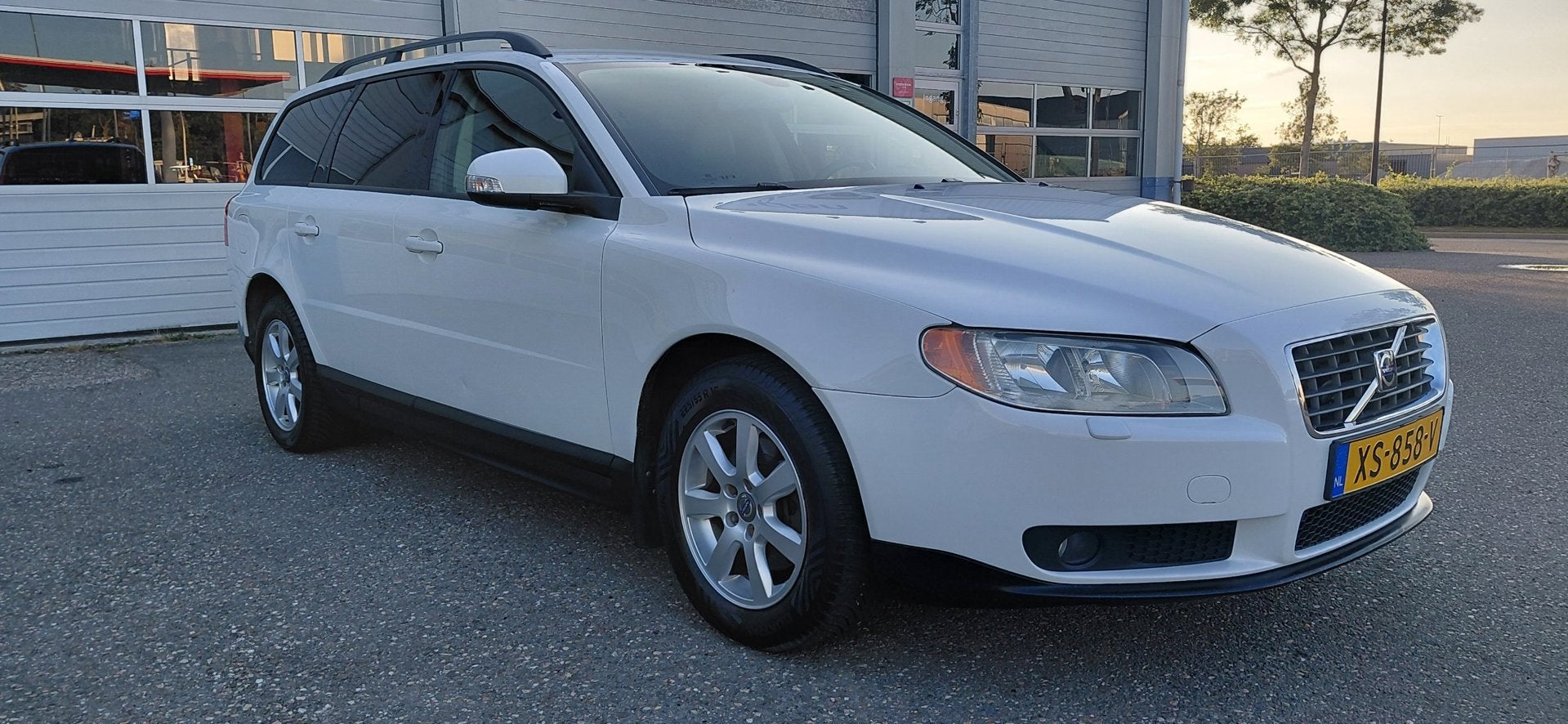 Volvo V70 2.0 Kinetic Automaat, schitterend mooie , frisse a, Auto's, Dealer onderhouden, Gebruikt, Met garantie (alle), Wit