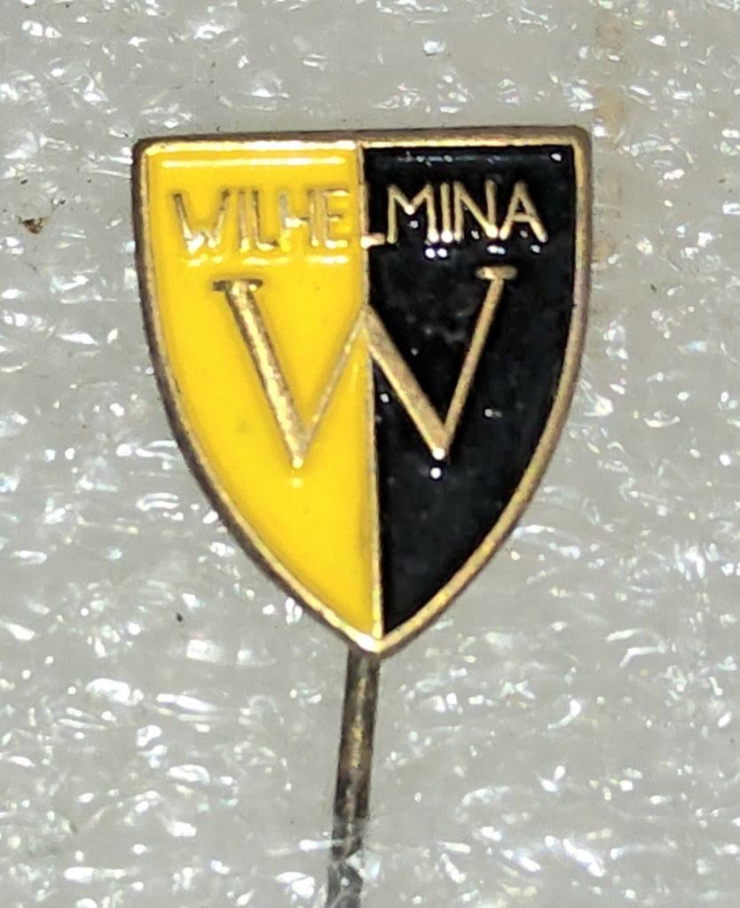 Vintage Speldje Wilhelmina Sport, Verzamelen, Speldjes, Pins en Buttons, Ophalen of Verzenden, Gebruikt, Sport, Speldje of Pin