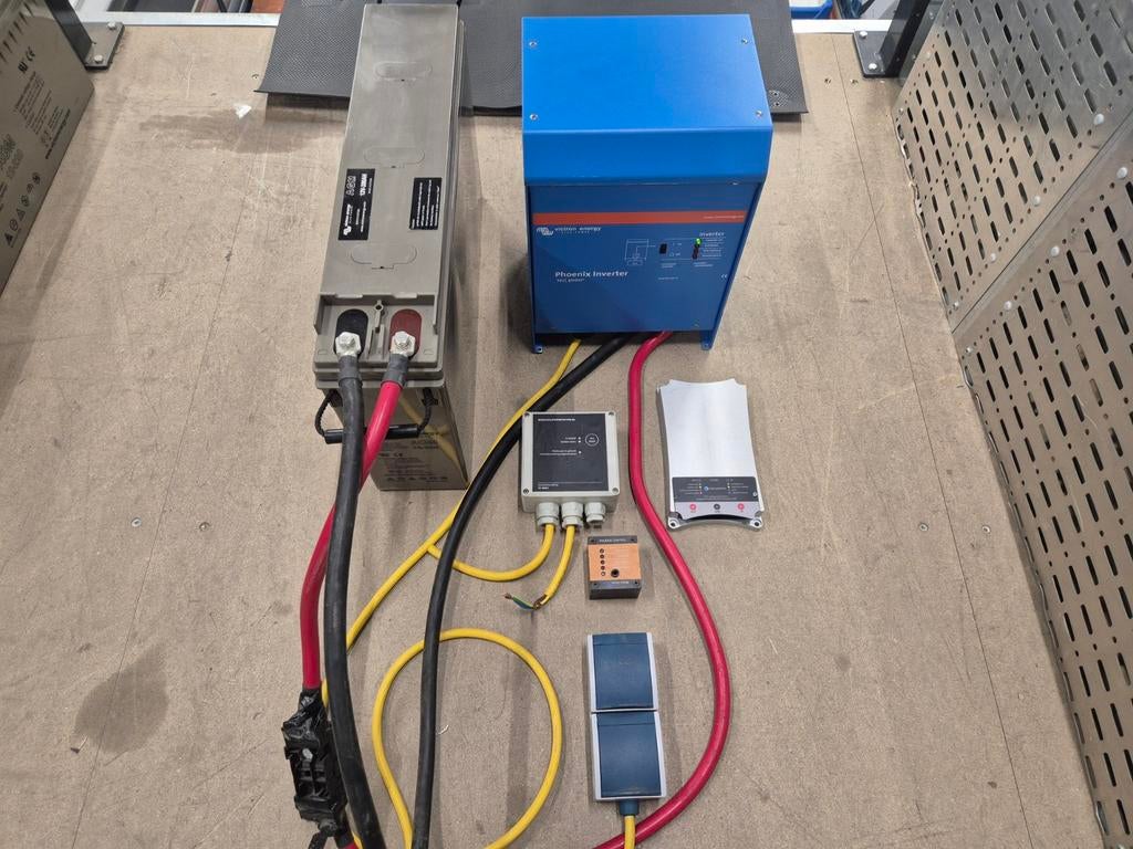 Victron 12 3000 omvormer plus Victron 12 200 ah agm accu, Ophalen