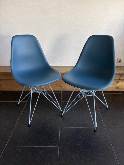 2 Vitra DSR stoelen, Sea blue/Sky blue , 2025, Vitra, Twee, Blauw, Design