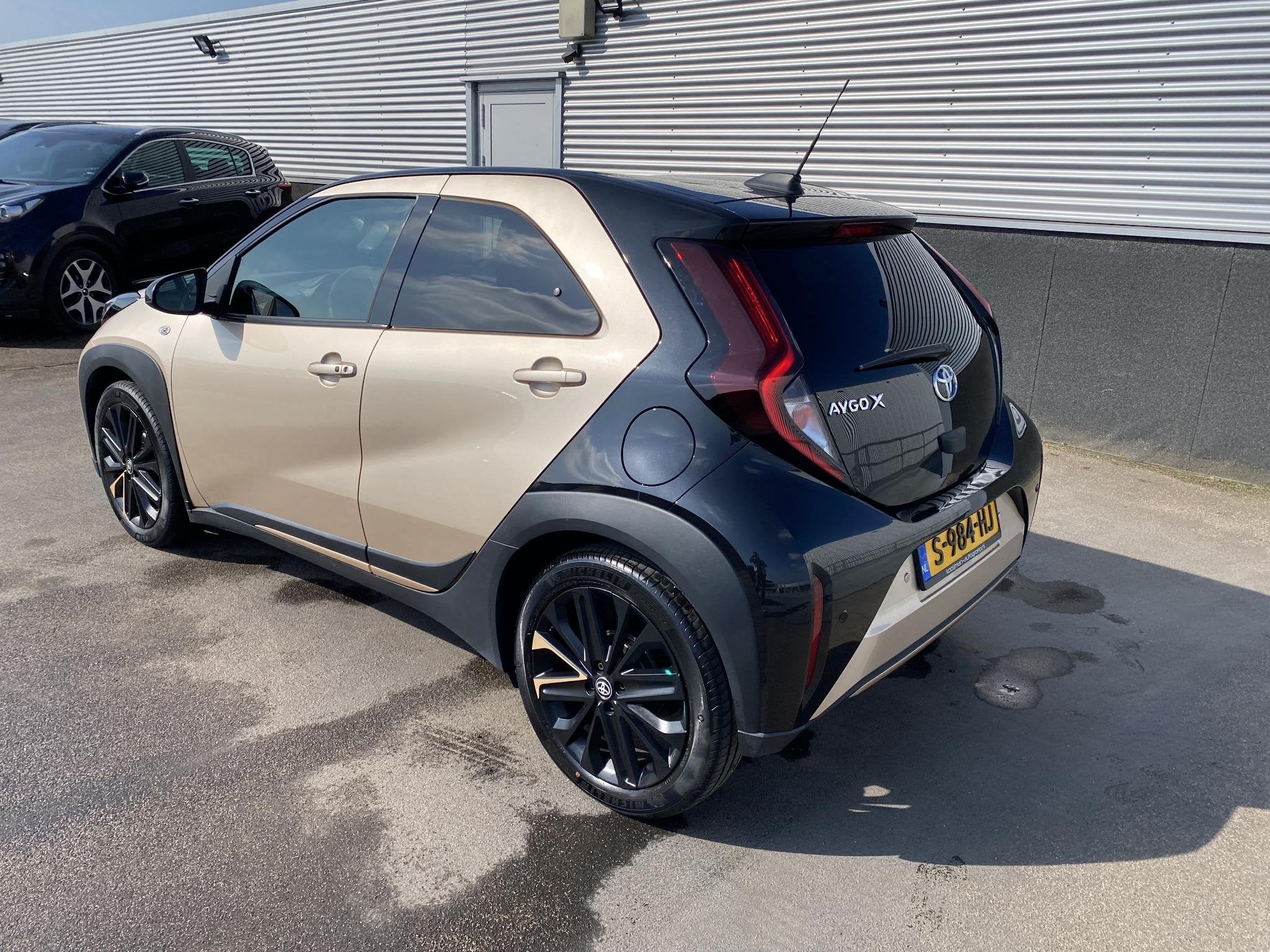 Toyota Aygo X 1.0 VVT-i S-CVT Premium Automaat NL-auto, 1e e, Gebruikt, Bruin, 4 stoelen, Leder en Stof