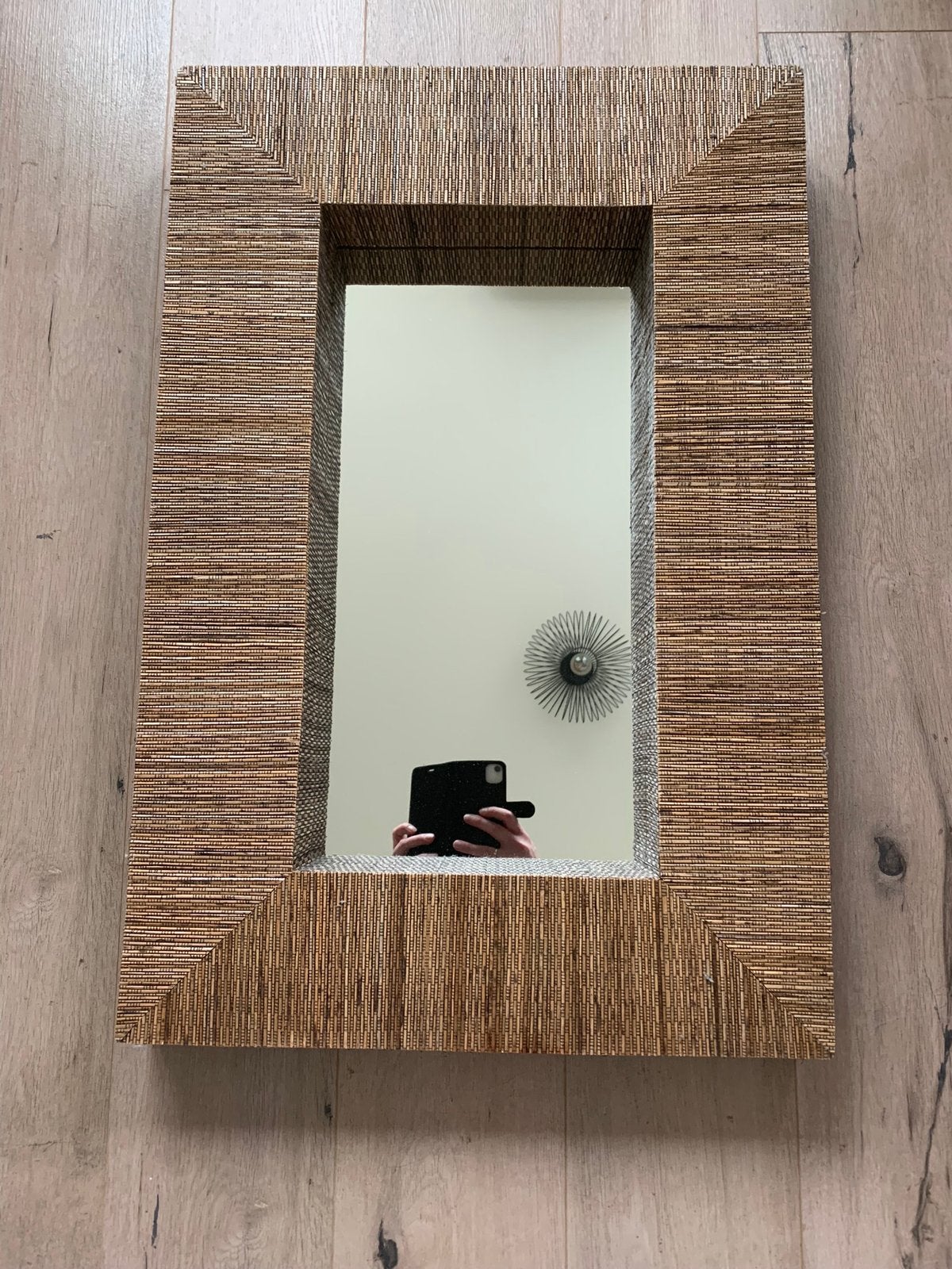 Mooie spiegel met lijst van hout / riet 75 x 50 cm, Ophalen, Zo goed als nieuw, Minder dan 100 cm, Rechthoekig