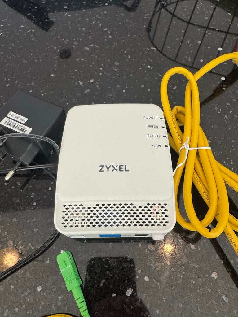 Zyxel FMG3005-R20A P2P glasvezel omzetter, Ophalen of Verzenden, Gebruikt, Router