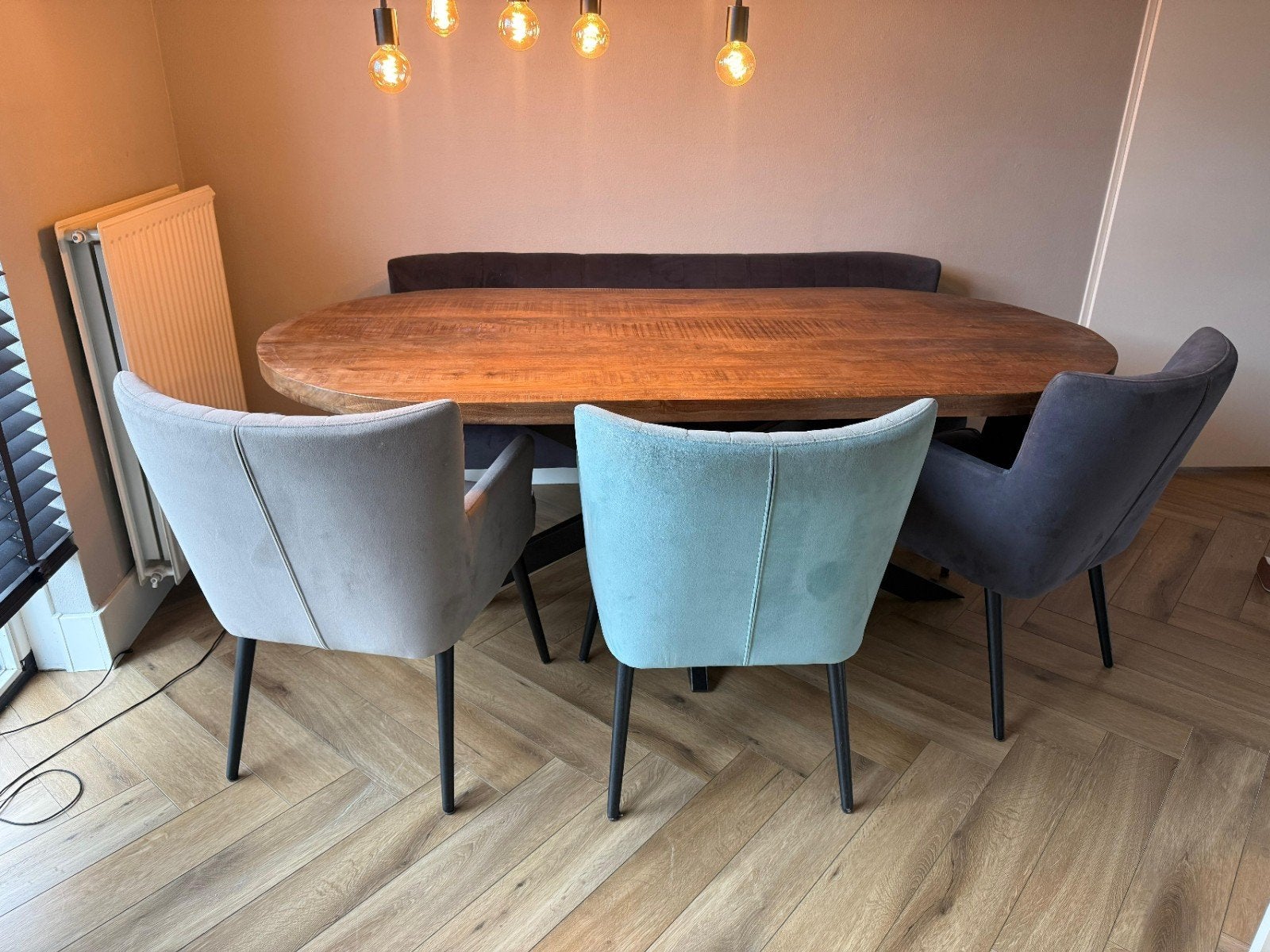Ovale eettafel van mangohout met metalen onderstel, Huis en Inrichting, Tafels | Eettafels, Overige houtsoorten, Gebruikt, Industrieel, Modern
