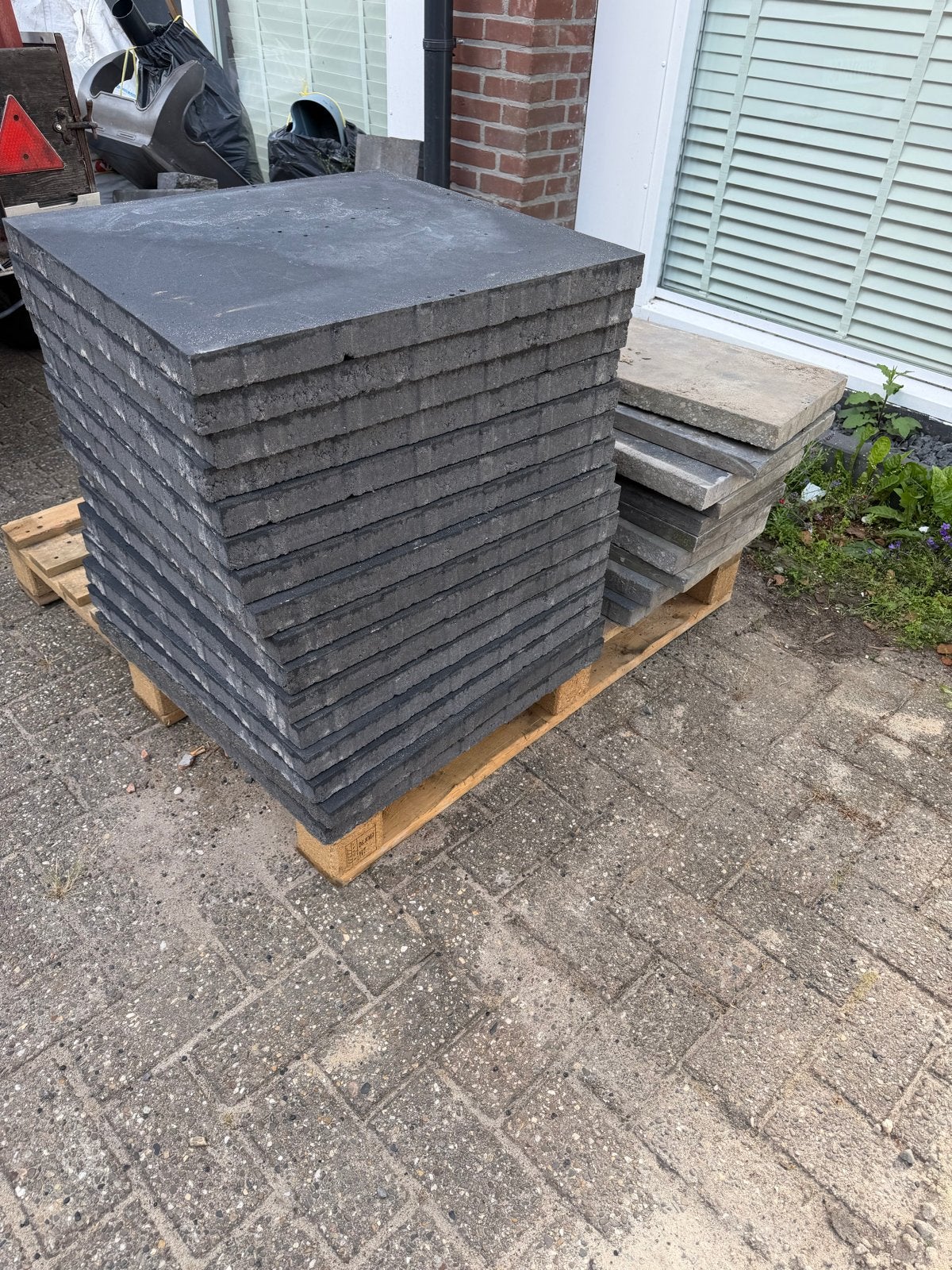 16 Antraciet tegels 60x60 met 1/4 kuub grind, Ophalen, Gebruikt, 5 tot 10 m², Beton
