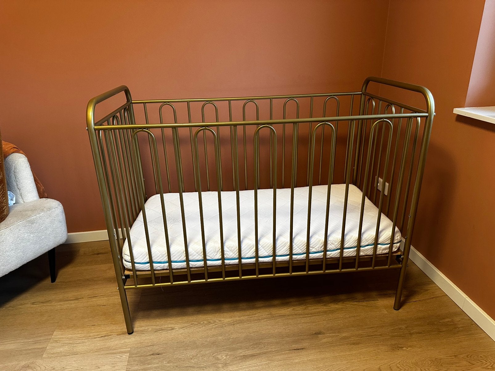 Goudkleurig Polini ledikant incl. matras en beschermers, Ophalen, 140 tot 160 cm, Zo goed als nieuw, Matras