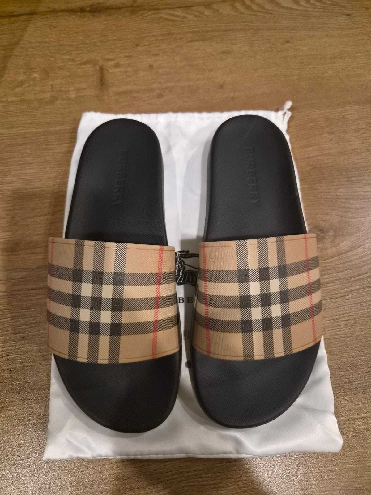 Nieuwe BURBERRY slippers maat 44 valt als 43, Kleding | Heren, Ophalen of Verzenden, Overige maten, Zwart