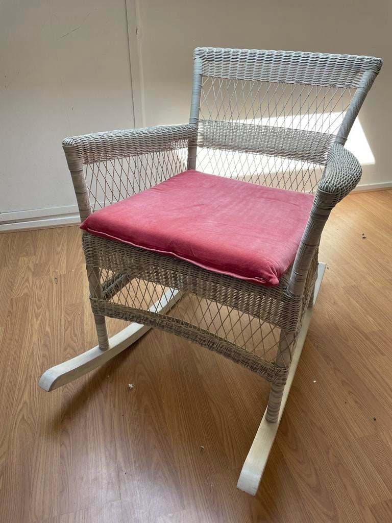 rotan schommelstoel met kussen, Ophalen, Zo goed als nieuw, Stoel(en)