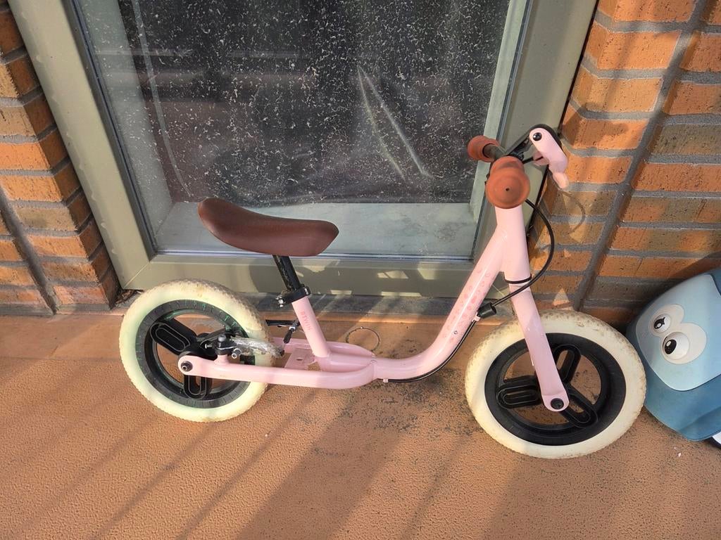 BTWIN BALANCE BIKE + Helmet, Ophalen, Zo goed als nieuw
