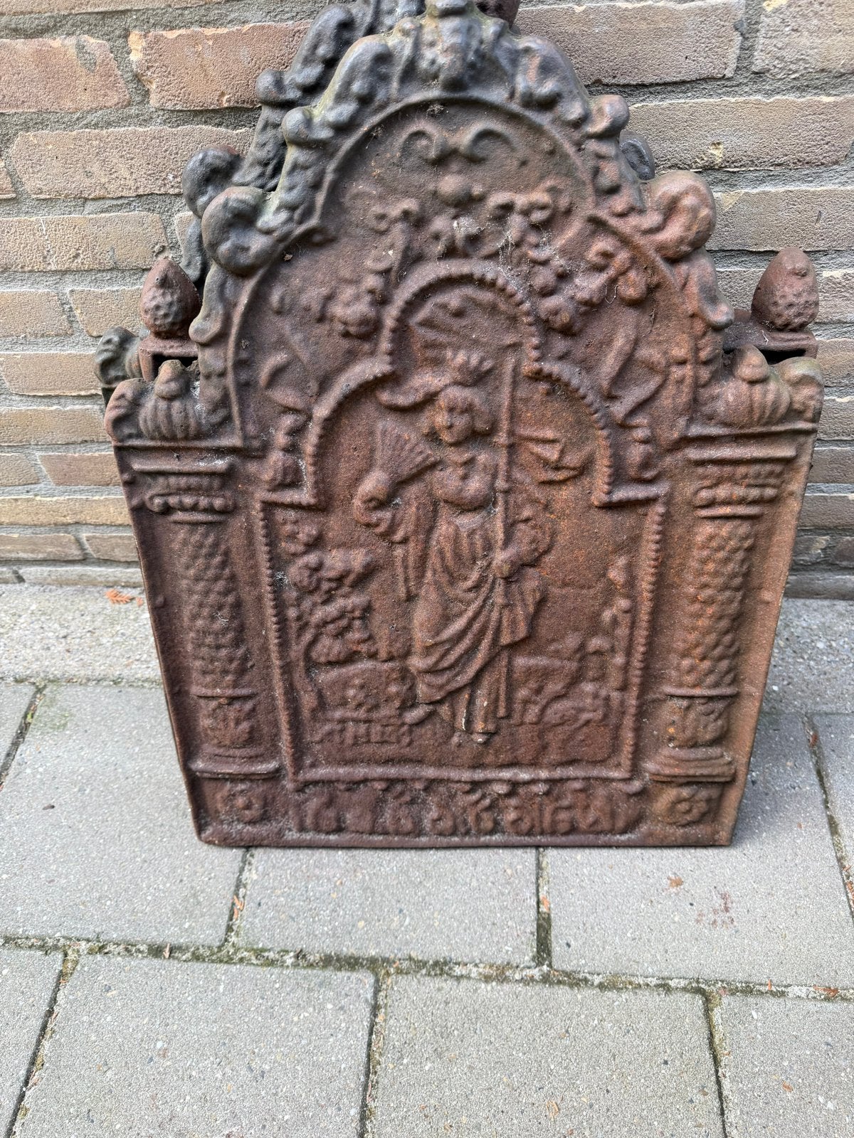 Antieke gietijzeren haardplaat met reliëf, Ophalen