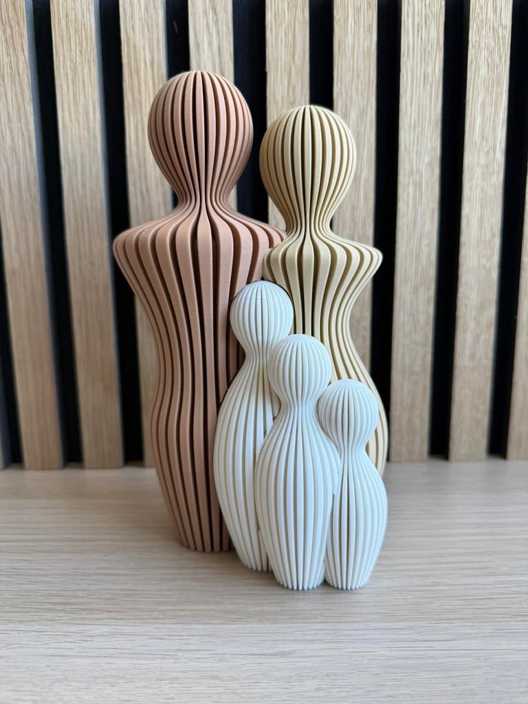 Gezin met 3 kinderen, Antiek en Kunst, Kunst | Beelden en Houtsnijwerken, Groep mensen, Kunststof, Ophalen of Verzenden, Handgemaakt