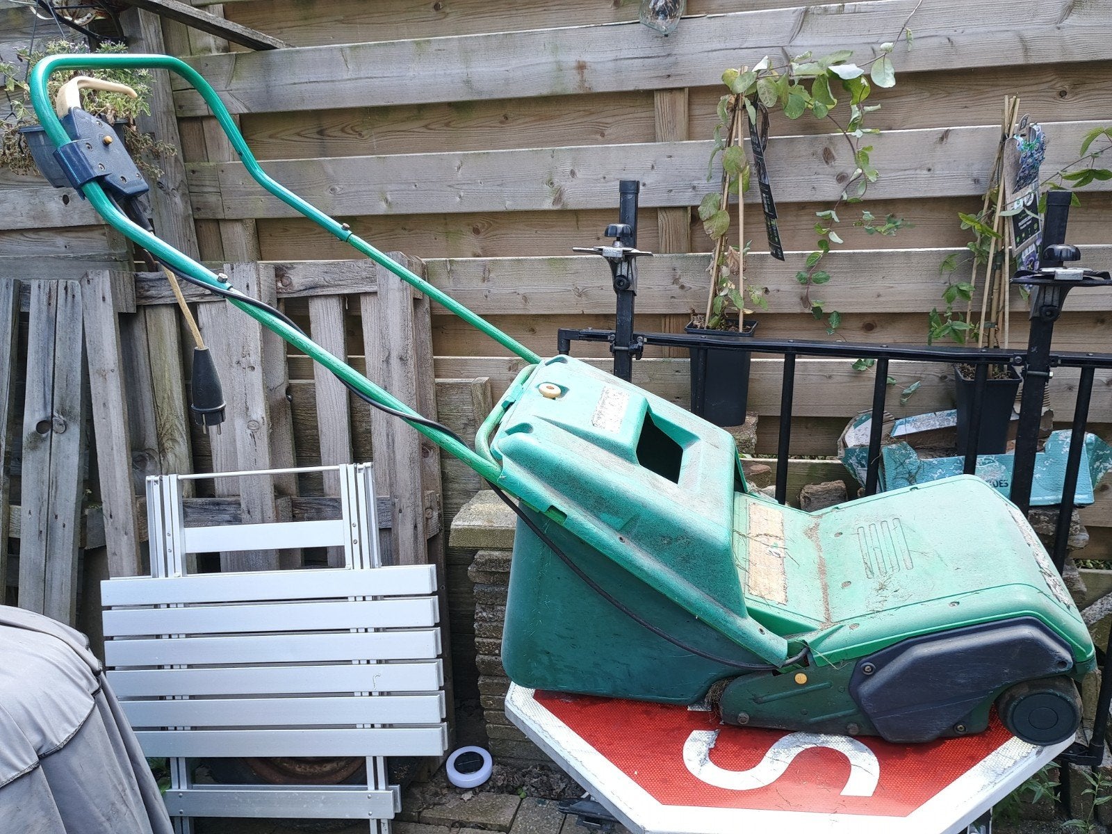 Antieke grasmaaier, werkt nog goed - alleen ophalen, Tuin en Terras, Grasmaaiers, Ophalen, Cirkelmaaier, Gebruikt, Elektrische grasmaaier