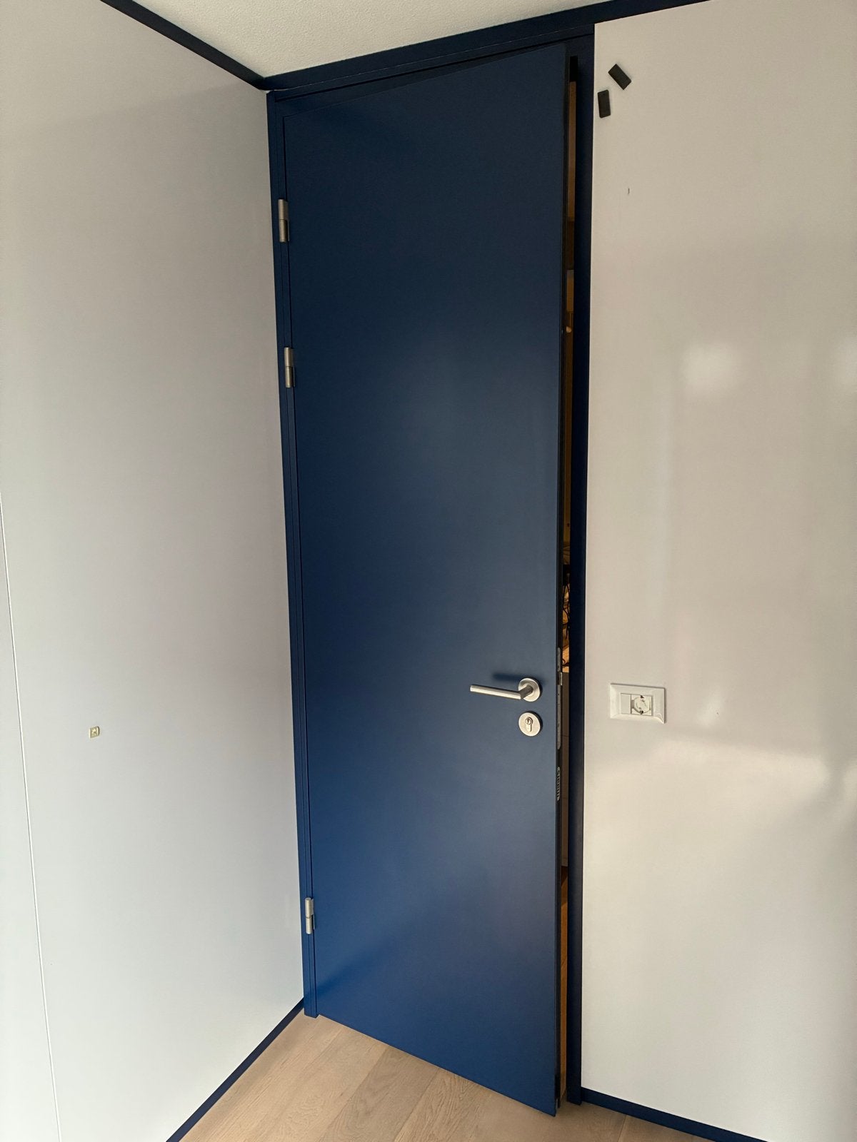 Twee donkerblauwe binnendeuren met kozijn, Ophalen, Gebruikt, 80 tot 100 cm, 215 cm of meer